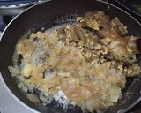 Foto del paso 3 de la receta: Tortilla🍆🧀 rellena🌯 de berenjena tatemada, cebolla🌰, queso🍐 y pera🥙🫓🧀