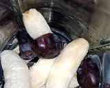 A picture of step 1 of Banana date shake.