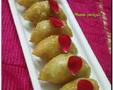 A picture of step 25 of Gujiya (Moong daal khoya and nariyal stuffed).