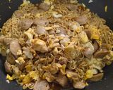 Foto langkah ke 5 dari resep Mie Telur Satu Wajan.