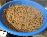 Foto del paso 3 de la receta: Spaghetti integral con ajo, brócoli y verduras salteadas