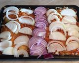 Sütőben sült tarja, burgonyával, hagymával, savanyú káposztával és bacon kockákkal recept fázis 3 fotója