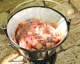 Bográcsos pincepörkölt recept fázis 11 fotója