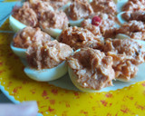 Foto del paso 4 de la receta: Huevos rellenos de bonito en tomate (rec. de aprovechamiento)