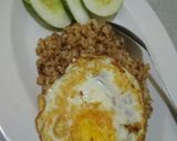 Foto langkah ke 4 dari resep Nasi Goreng Telur Mata Sapi.