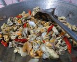 Foto langkah ke 4 dari resep Kerang madura saus tiram.