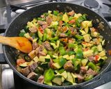 Une image de l'étape 17 de Courgettes, poivrons et tomates à l'agneau et épices.