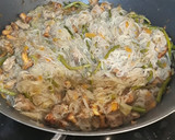 Foto del paso 4 de la receta: Fideos de arroz con costilla y verduras en salsa de soja