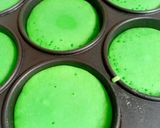 Foto langkah ke 3 dari resep Kanom Krok Bai Toey|Thai pandan pancake.