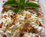 Foto del paso 6 de la receta: Tostada con lomo adobado, queso cottage, tomate, huevo cocido y cebolla frita