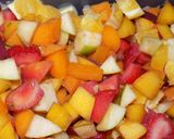 Foto del paso 3 de la receta: Ensalada de frutas con salsa de queso crema
