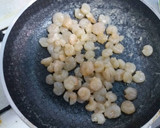 Foto del paso 2 de la receta: Espaguetis con gambas y nata!