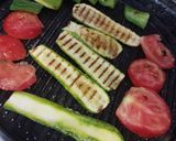 صورة لخطوة 3 من وصفة لحم 🥩مشوي مع الخضار🥦🍅