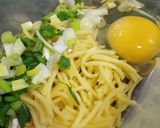 Foto del paso 1 de la receta: Tortillita de sobras de fideos y verdeo