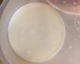 A picture of step 1 of Tri Colour Strawberry Shake.