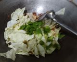 Foto langkah ke 4 dari resep Tumis Kol Telur Pedas.