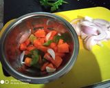 लेफ्टओवर रोटी का पिज़्ज़ा (leftover roti ka pizza recipe in Hindi) रेसिपी चरण 1 फोटो