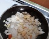 A picture of step 3 of Huevos Motuleños.