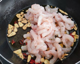 Foto del paso 3 de la receta: Ensaladilla con gambas al ajillo🦐🧄