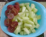 Foto langkah ke 1 dari resep Salad Melon dan Anggur.
