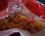 Hình bước làm 1 của món Snack mì tôm