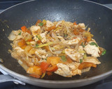 Foto del paso 3 de la receta: Pollo al wok rápido y fácil
