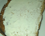 Foto del paso 6 de la receta: Tostadas de salmón ahumado con aguacate y queso Philadelphia