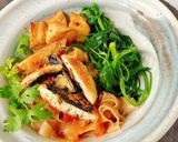 Hình bước làm 3 của món Bánh đa đỏ trộn xốt cà chua