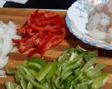 Foto del paso 1 de la receta: Bacalao desmigado con fritada de pimientos y cebolla