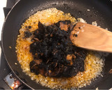 Foto del paso 2 de la receta: Calamares enlatados en su tinta con arroz negro