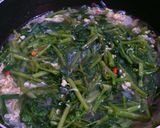 Foto langkah ke 3 dari resep Sayur Kangkung Telur Rawit Merah.