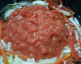 Foto del paso 3 de la receta: Chorizos con morrón, tomate y cebolla