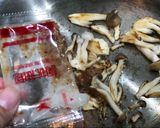 菠菜雞肉鮮菇炒泡麵的食譜步驟1照片