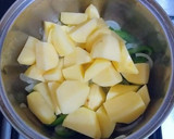 Foto del paso 2 de la receta: Guiso de patatas mantecosas con ajos, cebolla y pimiento verde