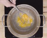 A picture of step 1 of Eggs Benedict.