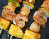 Foto langkah ke 5 dari resep Grilled Chicken & Shrimp Kabobs.