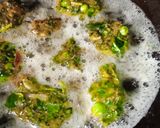 मेथी साग के पकौड़े (methi saag ke pakode recipe in Hindi) रेसिपी चरण 3 फोटो