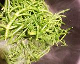 Hình bước làm 2 của món 🌱 Rau Ngón Biển (Salicorne) Xào Tỏi