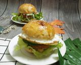Hình bước làm 6 của món Tự làm bánh Hamburger gà chiên xù + trứng ốp la