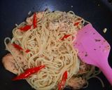 Foto langkah ke 4 dari resep Spaghetti Aglio e olio with smoked chicken.