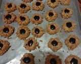 Foto langkah ke 5 dari resep Thumb print cookies / kue kering kacang cokelat.