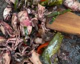 Foto langkah ke 6 dari resep Oseng Cumi Hitam.