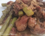 Foto del paso 5 de la receta: Pollo al ajillo y espárragos verdes