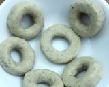 Foto langkah ke 7 dari resep Donat Pisang Wijen Isi Coklat.