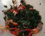 Foto langkah ke 3 dari resep Oseng daun kates jepang dan suwir ikan asin peda.