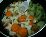 Foto langkah ke 4 dari resep Bening Wortel & Kembang Kol.