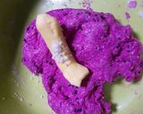 Foto langkah ke 5 dari resep Roti Tawar Buah Naga Eggless.