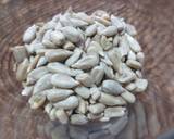 Foto del paso 1 de la receta Crema de semillas de girasol con perejil y Agua de Mar