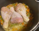 Foto del paso 5 de la receta Muslos de pollo en salsa y patatas en freidora de aire