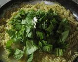 Foto del paso 2 de la receta: Fideos con espinaca y queso